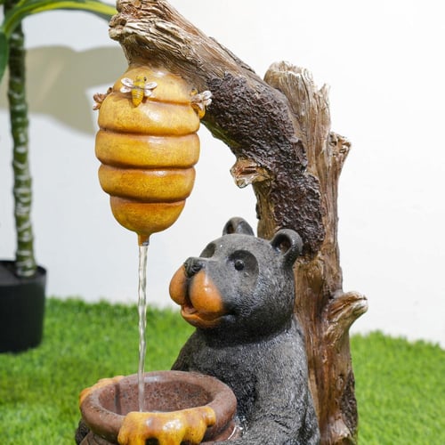 نافورة مياه بتصميم جذع شجرة و مزينة بخلية نحل و دب...