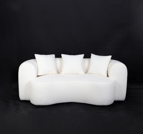 كنبة بتصميم عصري باللون الأبيض