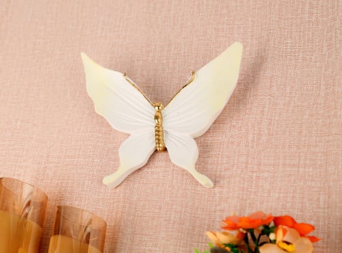 تحفة فنية شكل فراشة مزخرفة لون أبيض وذهبي
