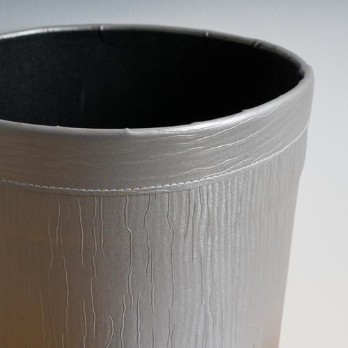 طقم مكوّن من سلة نفايات وعلبة مناديل