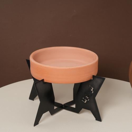 صحن تقديم فخار بقاعدة معدن بعبارة (نورتونا) لون اس...