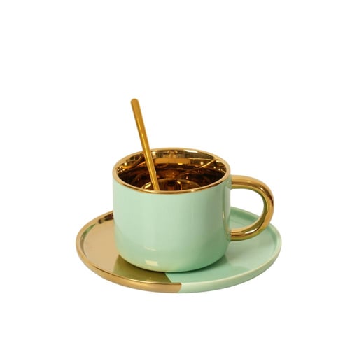 فنجان قهوة بتصميم عصري مع صحن لون اخضر وذهبي