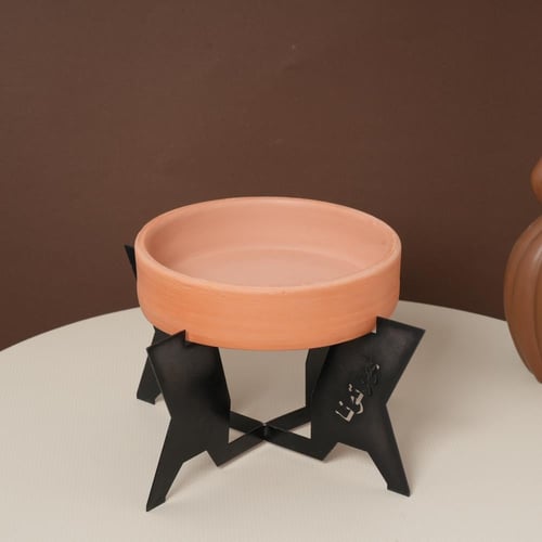 صحن تقديم فخار بقاعدة معدن بعبارة (نورتونا) لون اس...