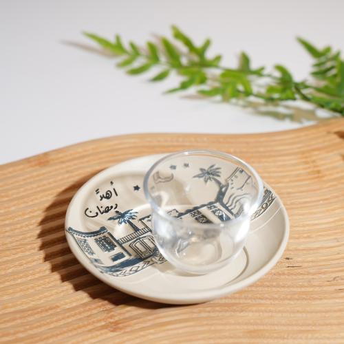 فنجال قهوة زجاج مع صحن تصميم تراثي بعبارة اهلا رمض...