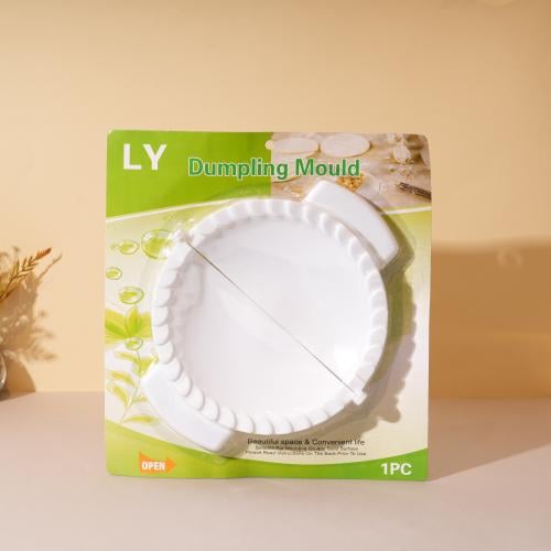 قالب دائري لتشكيل العجين باللون الابيض