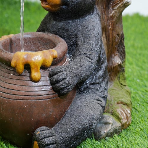 نافورة مياه بتصميم جذع شجرة و مزينة بخلية نحل و دب...