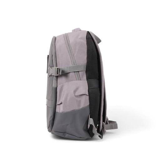 شنطة ظهر مدرسية بلون بني بتصميم عملي وأنيق