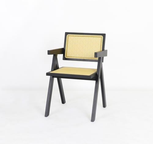 كرسي حديقة أنيق ومريح بتصميم مميز لون أسود