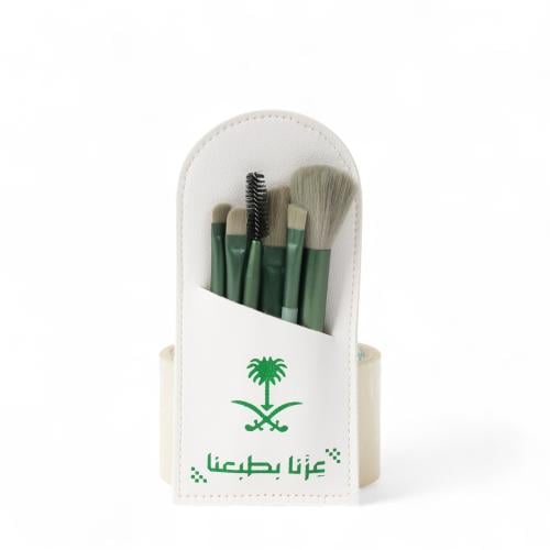 شنطة مكياج جلد بتصميم عزنا بطبعنا لون ابيض