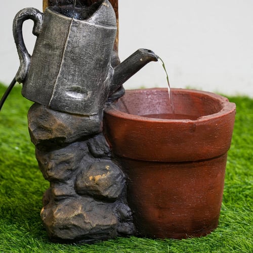 نافورة مياه علي شكل لوح خشبي مثبت عليها اباريق مقا...