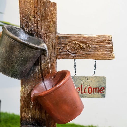 نافورة مياه علي شكل لوح خشبي مثبت عليها اباريق مقا...