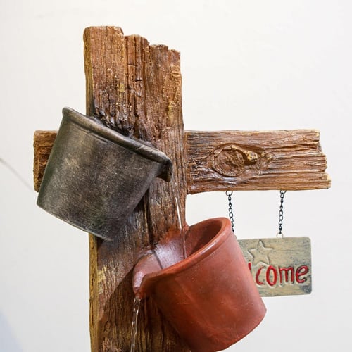 نافورة مياه علي شكل لوح خشبي مثبت عليها اباريق مقا...