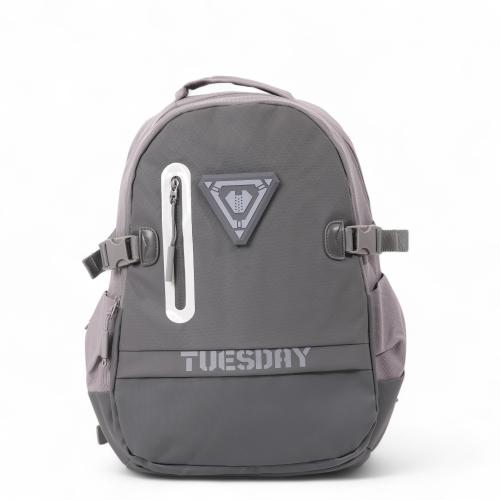 شنطة ظهر مدرسية بلون بني بتصميم عملي وأنيق