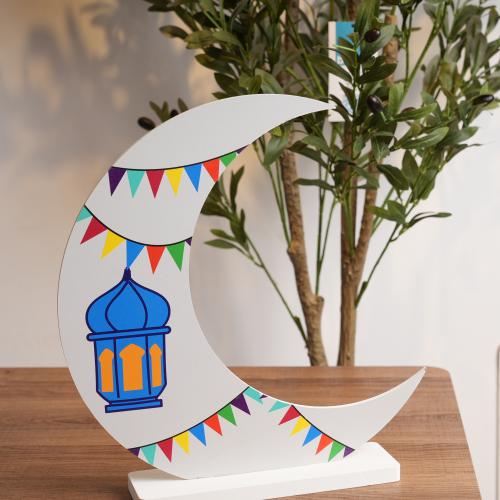 ديكور هلال خشبي رمضاني بنقوش إسلامية أنيقة