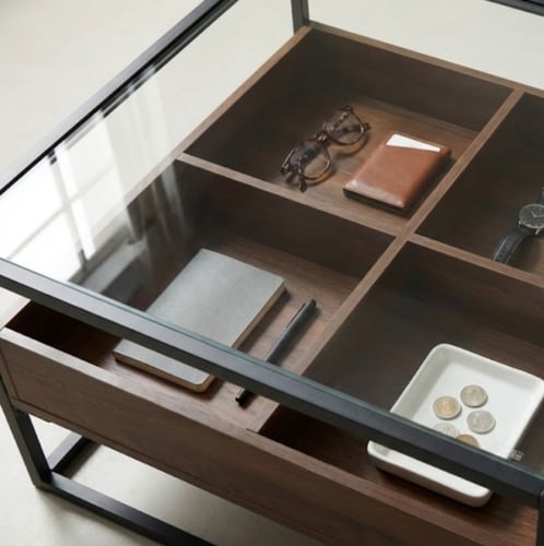 طاولة قهوة بسطح زجاجي وإطار معدني مع وحدات تخزين خ...