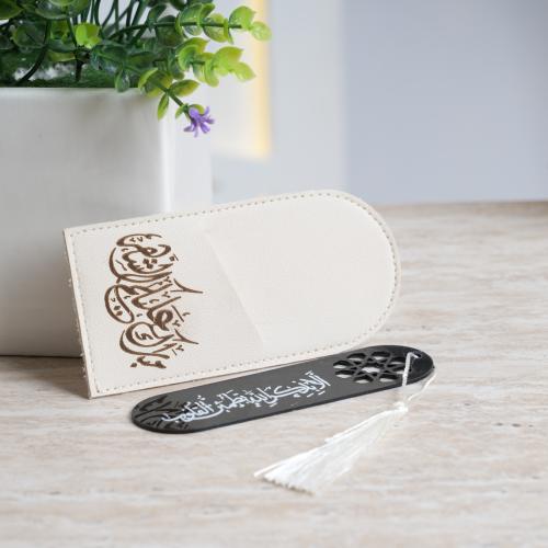 فاصل مصحف اكريليك مع حافظة جلد صناعي – بيج وأسود