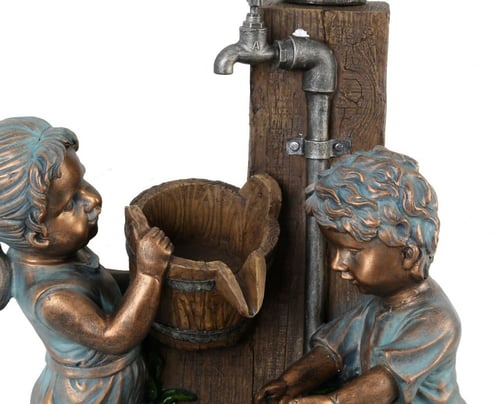 نافورة مياه مضيئة علي شكل منزل وصنبور مزين بالاطفا...