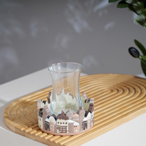 كاسة شاي مع قاعدة مزخرفة بلمسات تراثية