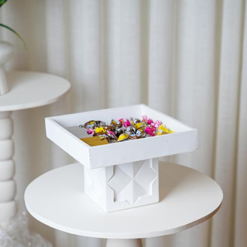 ستاند تقديم الحلوي ريزن بتصميم مميز باللون الابيض...