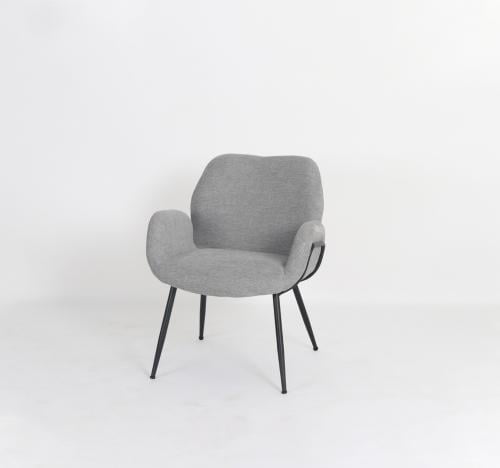 كرسي أنيق ومريح بتصميم مميز