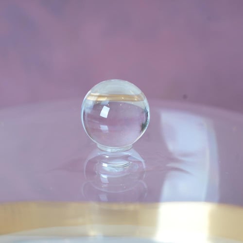 صحن تقديم الكيك بقاعدة وبغطاء لحفظ الحلي لون شفاف...