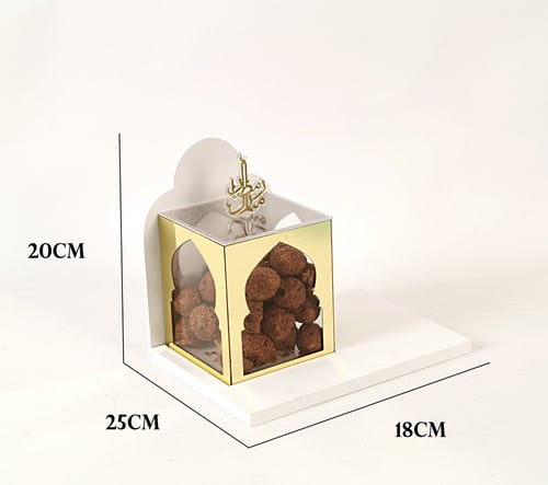 علبة لتقديم الحلوي باللون الذهبي على الطراز الإسلا...