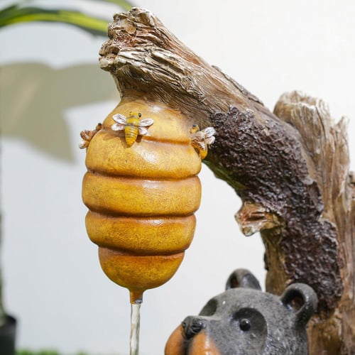 نافورة مياه بتصميم جذع شجرة و مزينة بخلية نحل و دب...