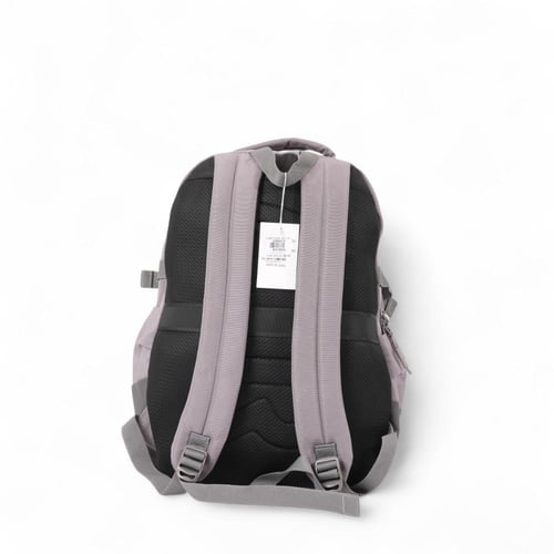 شنطة ظهر مدرسية بلون بني بتصميم عملي وأنيق