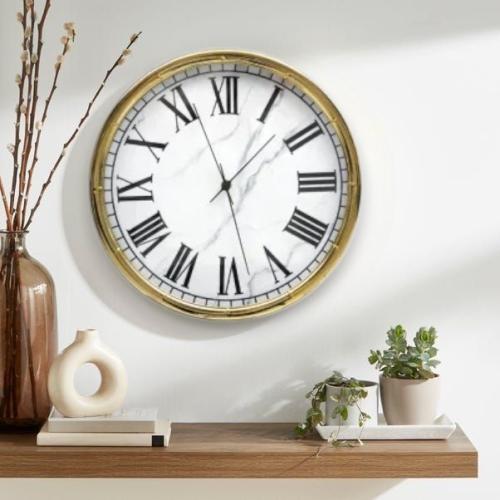 ساعة حائط بتصميم رخامي باللون الأبيض بإطار ذهبي مق...