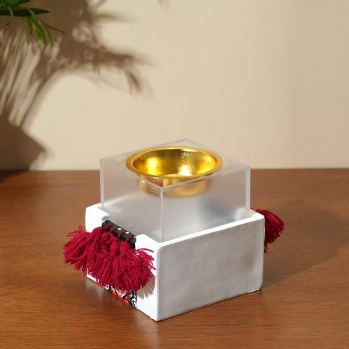 مبخرة بتصميم تراثي باللون الابيض والاحمرد