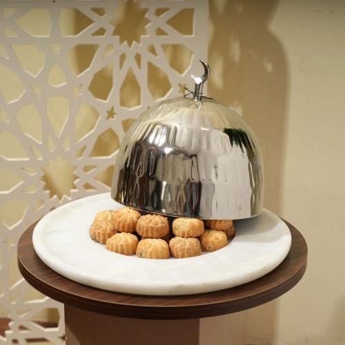 صحن تقديم الحلوي دائري بغطاء معدن لون ابيض وفضي مق...