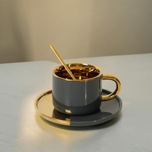 فنجان قهوة بتصميم عصري مع صحن لون رمادي وذهبي