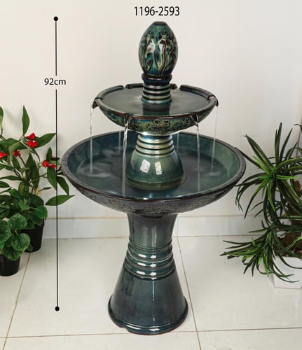 نافورة مياة بمستويين لتدفق المياه باللون الاخضر ال...