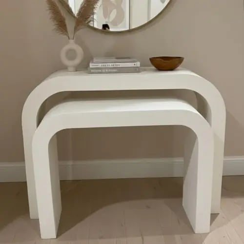 طقم كونسول متداخل أبيض بتصميم عصري من قطعتين