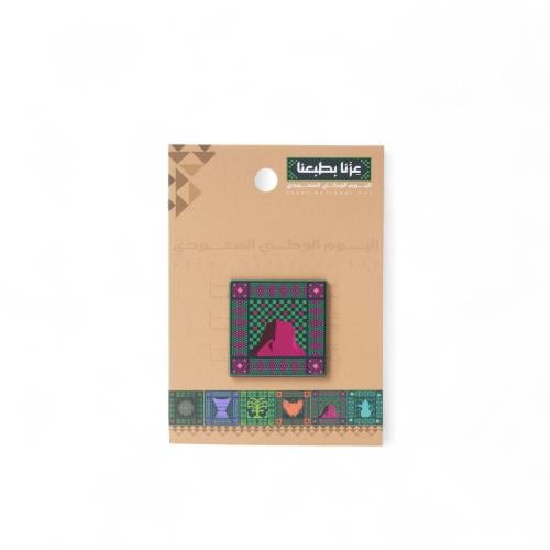 بروش معدني تراثي فاخر يحمل رسومات مستوحاة من الثقا...