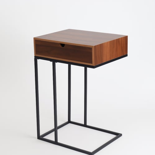 طاولة جانبية خشبية مع درج وقاعدة معدنية