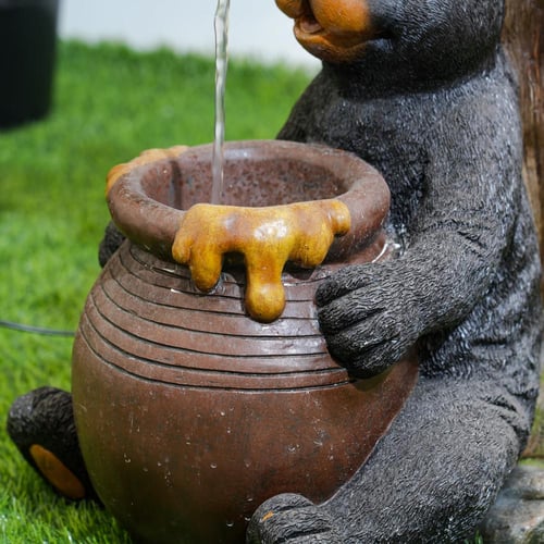 نافورة مياه بتصميم جذع شجرة و مزينة بخلية نحل و دب...