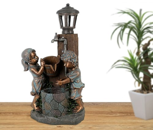 نافورة مياه مضيئة علي شكل منزل وصنبور مزين بالاطفا...