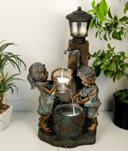 نافورة مياه مضيئة علي شكل منزل وصنبور مزين بالاطفا...