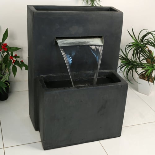 نافورة بتصميم عصري علي شكل شلال للمياه باللون الرم...