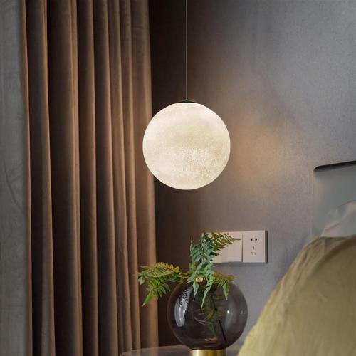 قمر مضيء معلق