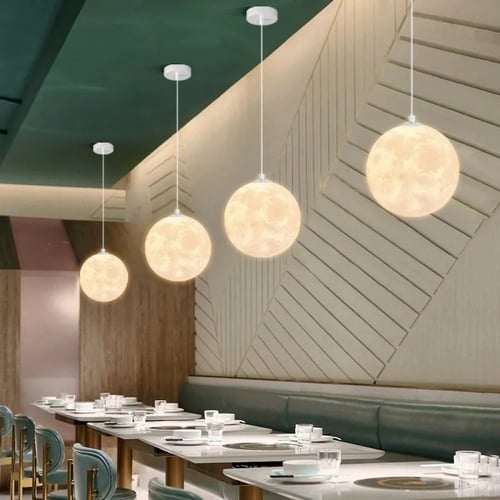 قمر مضيء معلق