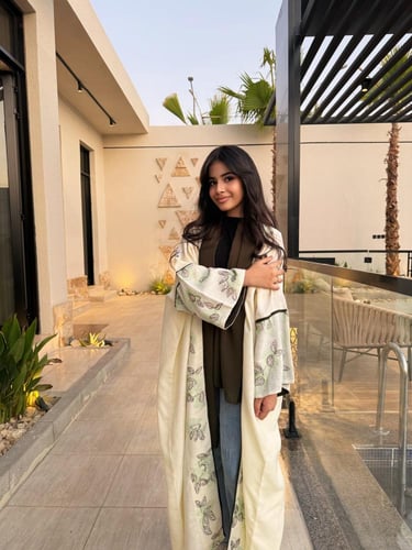 عباية رفيف بيج