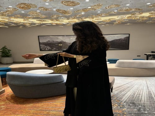 عباية عذار بيج