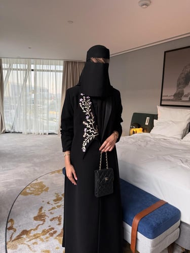 عباية حور تطريز بيج