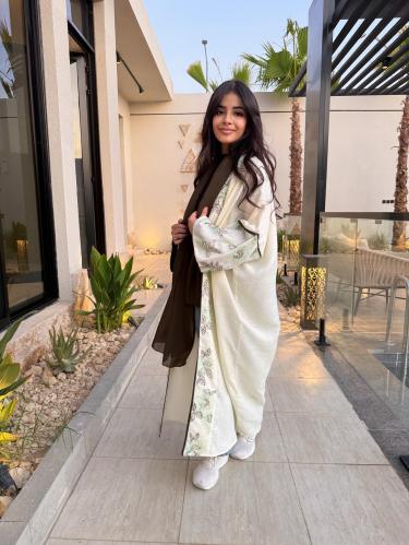 عباية رفيف بيج