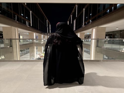 عباية سراب اكمام عنابي