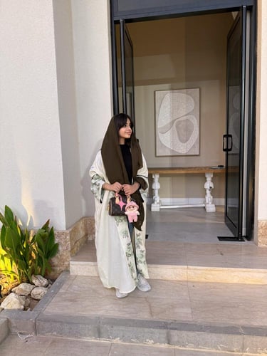 عباية رفيف بيج