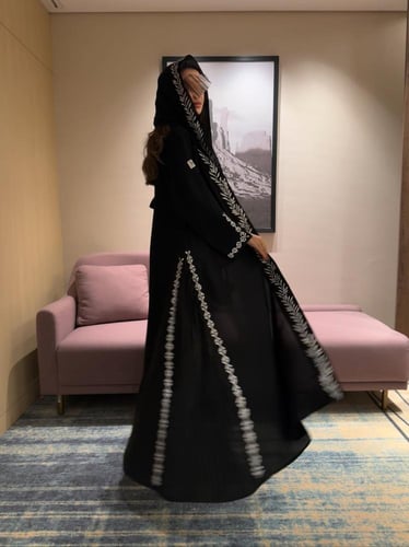 عباية نسرين ابيض