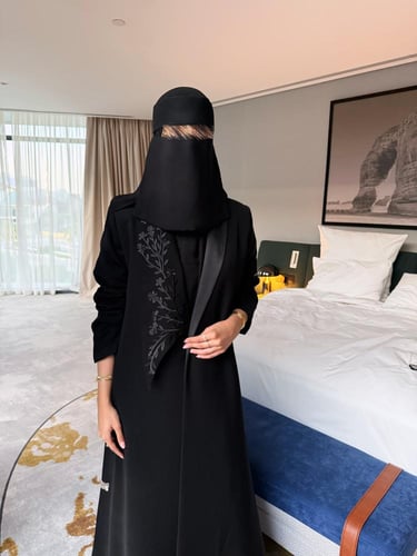 عباية حور تطريز اسود